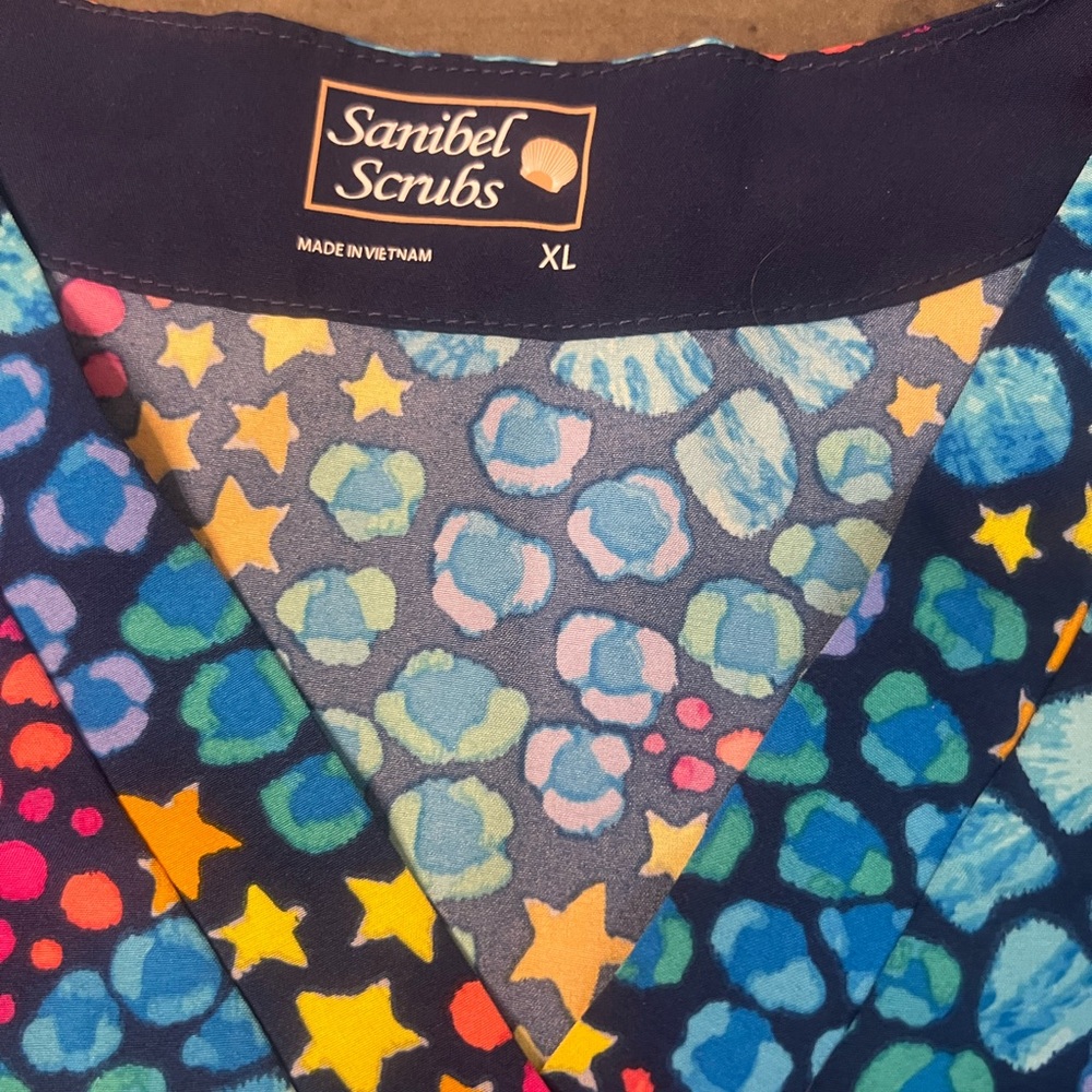 Colorful Scrub Patterned Top - Picture 3 of 8